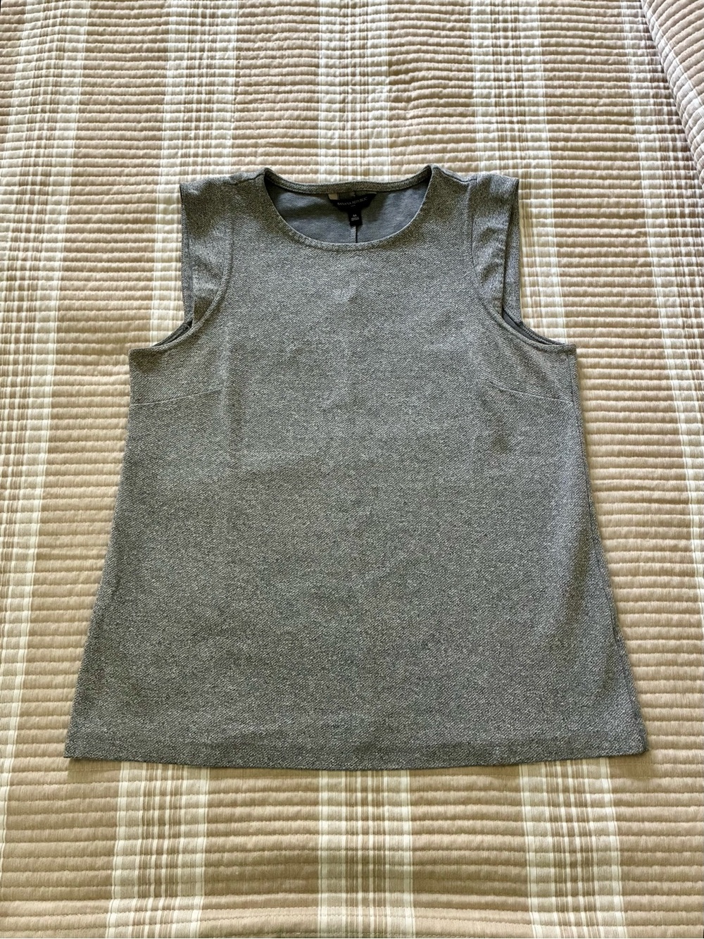 BANANA REP Sleeveless Gray Shell Top M in EUC